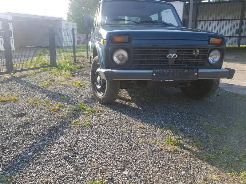 Grün Gebraucht 2010 Lada niva SUV | 4.600 € (Guter Preis) - Bild 1/4