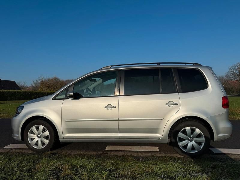 Silber Gebraucht 2017 VW Touran Comfortline Van / Kleinbus | 10.500 € (Superpreis) - Bild 1/4