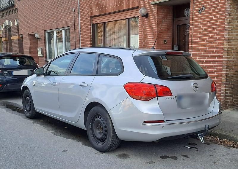 Używany Opel Astra 110 KM (80 kW) 2013 Srebrny Kombi