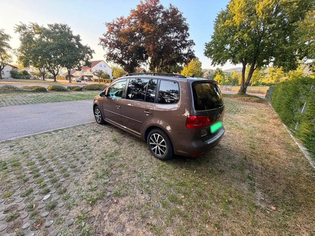 Gebraucht VW Touran 116 PS (85 kW) 2013 Braun Van / Kleinbus