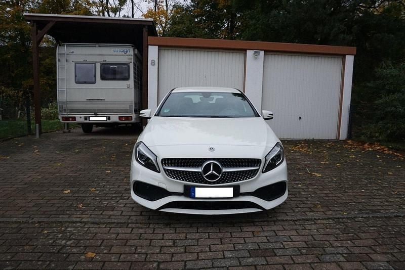Weiß Gebraucht 2018 Mercedes A180 AMG line Limousine | 15.800 € (Superpreis) - Bild 1/4