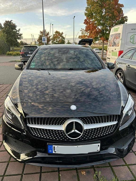 Schwarz Gebraucht 2016 Mercedes A200 AMG line Limousine | 15.600 € (Etwas zu teuer) - Bild 1/4