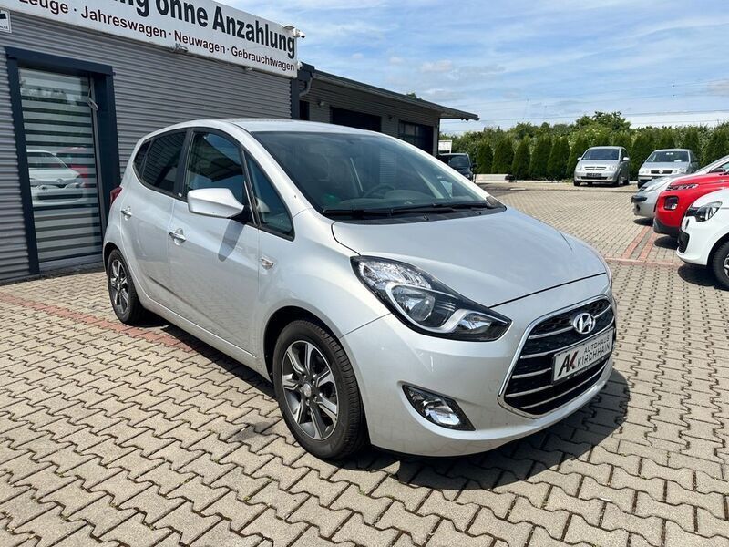 Gebraucht Hyundai ix20 Passion 90 PS (66 kW) 2016 Silber Kleinwagen
