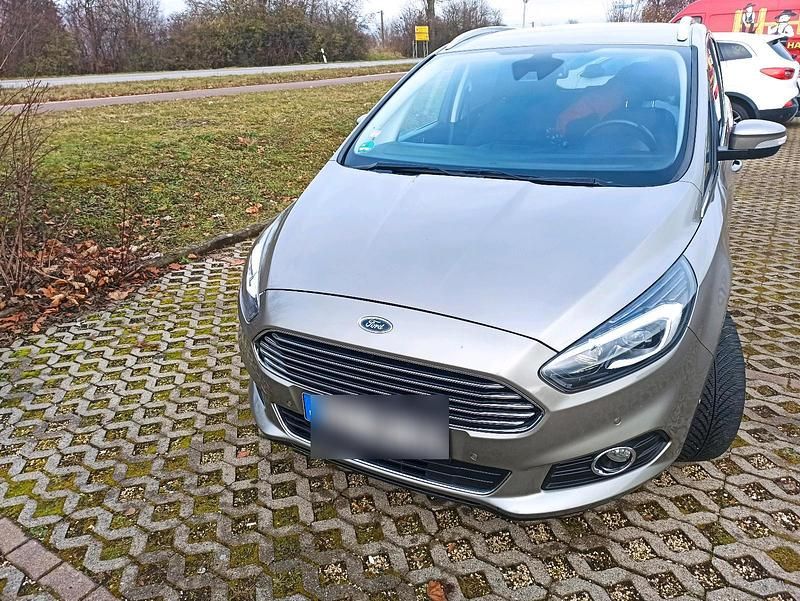 Silber Gebraucht 2018 Ford S-MAX Titanium Van / Kleinbus | 15.980 € (Fairer Preis) - Bild 1/4