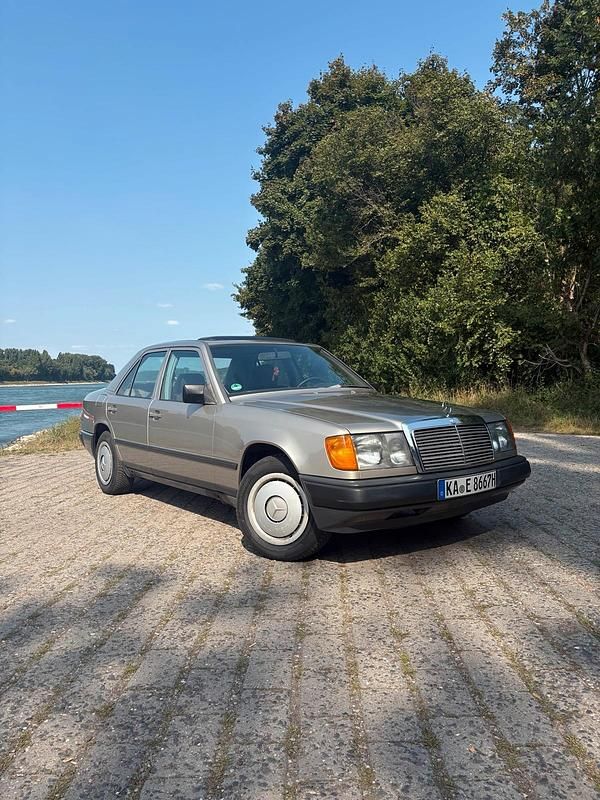 Silber Gebraucht 1988 Mercedes E230 Limousine | 11.500 € - Bild 1/4