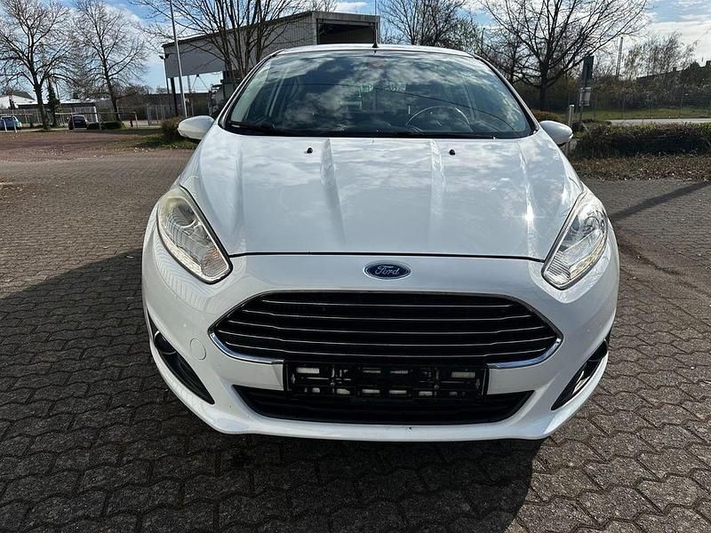 Gebraucht Ford Fiesta Titanium 101 PS (74 kW) 2013 Weiß Kleinwagen