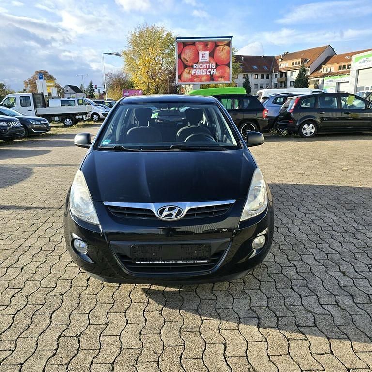 Schwarz Gebraucht 2012 Hyundai i20 Limousine | 1.990 € (Superpreis) - Bild 1/4