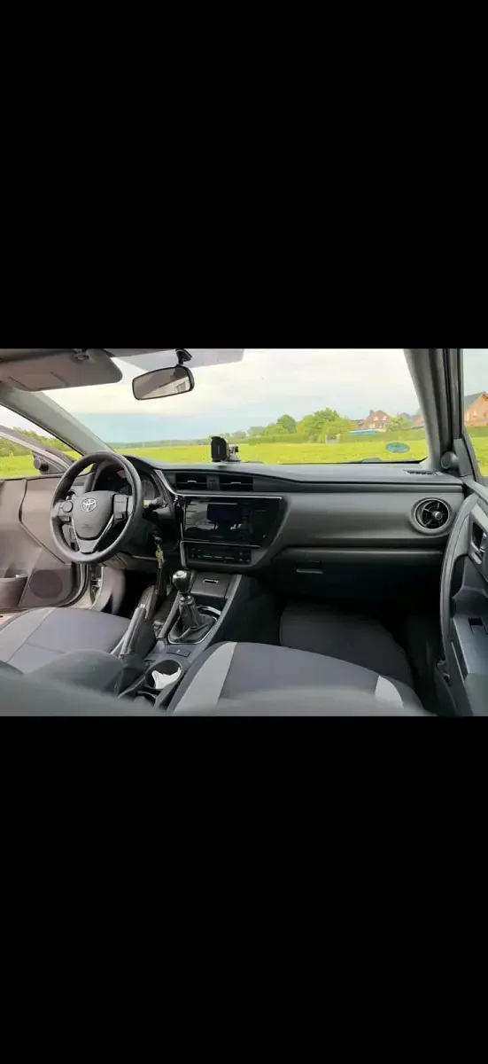 Gebraucht Toyota Auris 101 PS (74 kW) 2016 Silber Limousine