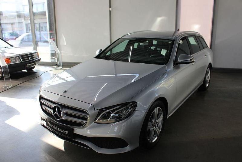 Silber , iridiumsilber metallic Gebraucht 2018 Mercedes E220 Avantgarde Limousine | 26.790 € (Guter Preis) - Bild 1/4