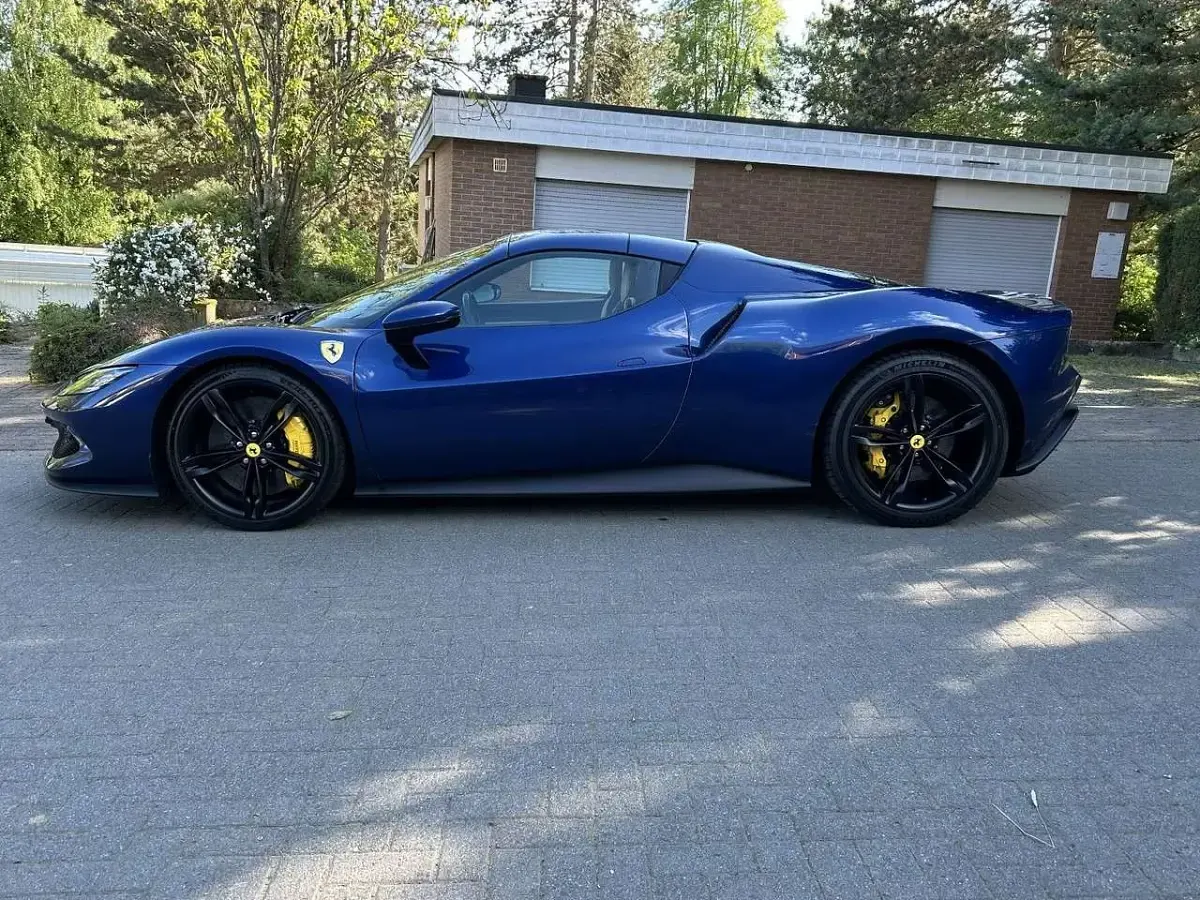 Gebraucht Ferrari 296 829 PS (609 kW) 2025 Blau Cabrio