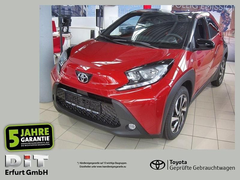 Chili red (3u4)/ black mica (2 Gebraucht 2024 Toyota Aygo Team Kleinwagen | 15.990 € - Bild 1/4