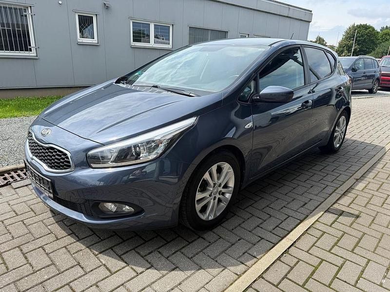 Blau Gebraucht 2013 Kia Ceed Edition 7 Limousine | 6.980 € (Fairer Preis) - Bild 1/4