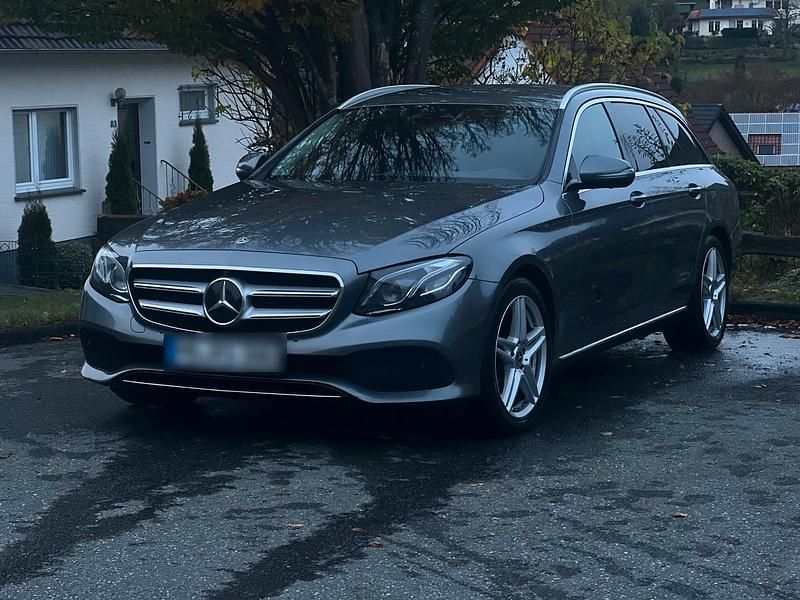 Grau Gebraucht 2017 Mercedes E350 Limousine | 22.800 € (Guter Preis) - Bild 1/4
