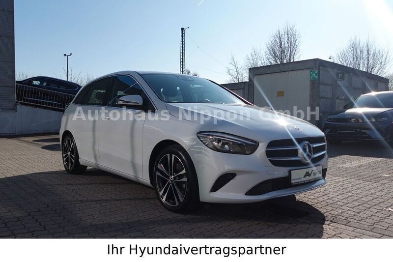 Weiß Gebraucht 2019 Mercedes B200 Edition 1 Van / Kleinbus | 24.485 € (Fairer Preis) - Bild 1/4