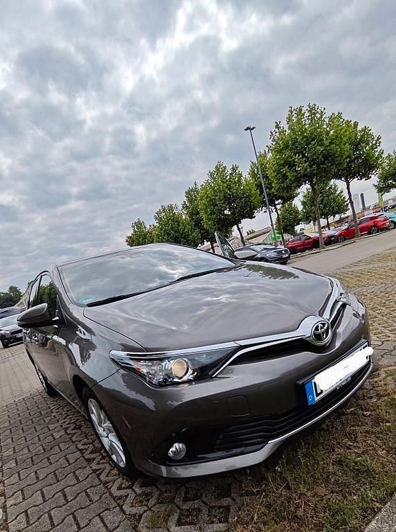 Grau Gebraucht 2017 Toyota Auris Edition-S Limousine | 10.450 € (Fairer Preis) - Bild 1/4