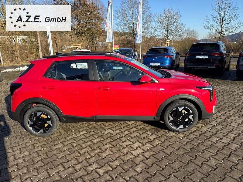 Neu Kia Stonic 101 PS (74 kW) 2025 Signalrotmet. SUV