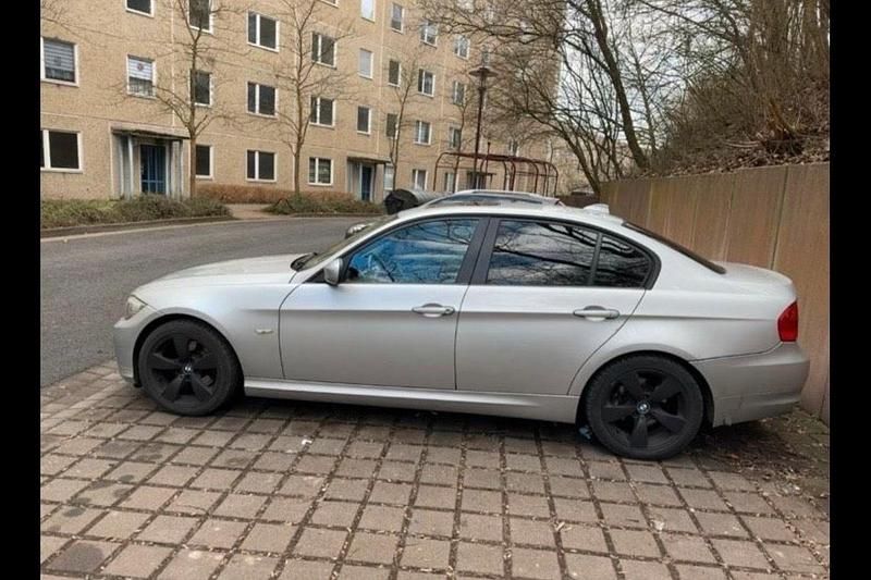 Gebraucht BMW 320 177 PS (130 kW) 2009 Grau Limousine