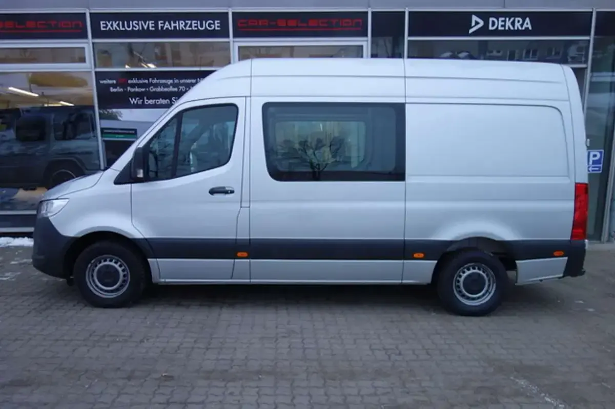 Używany Mercedes Sprinter 170 KM (125 kW) 2023 Srebrny Van