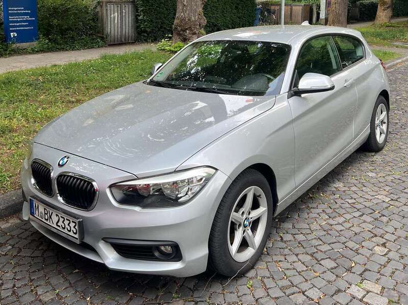 Grau Gebraucht 2016 BMW 120 Kleinwagen | 6.899 € - Bild 1/4