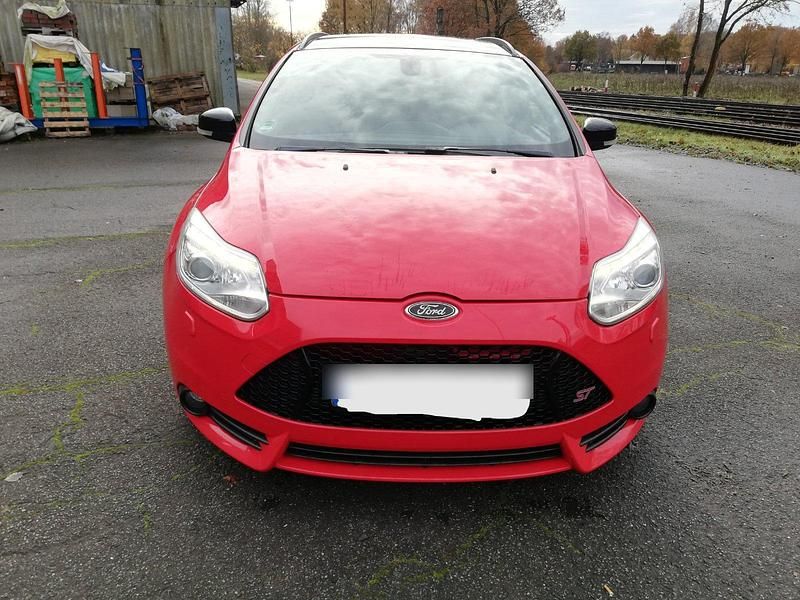 Gebraucht Ford Focus Sport 250 PS (183 kW) 2012 Rot Kombi