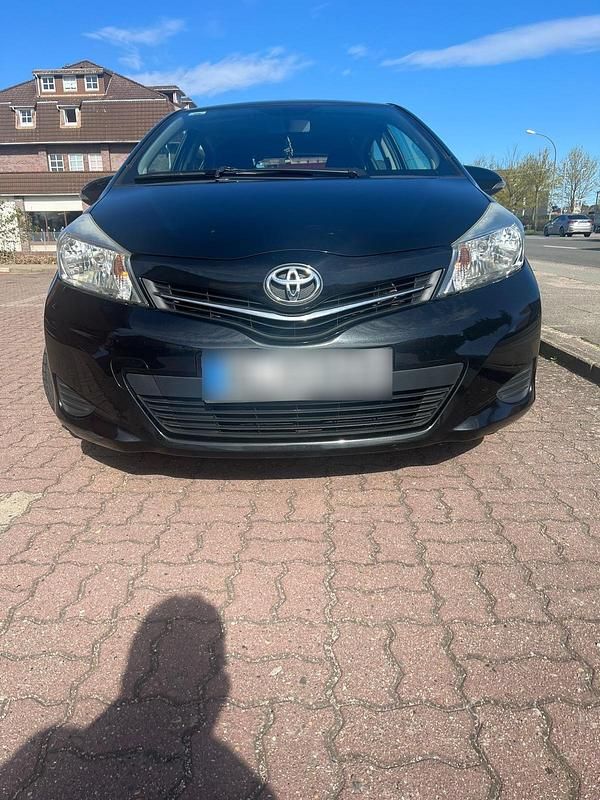 Gebraucht Toyota Yaris 69 PS (50 kW) 2014 Schwarz Kleinwagen