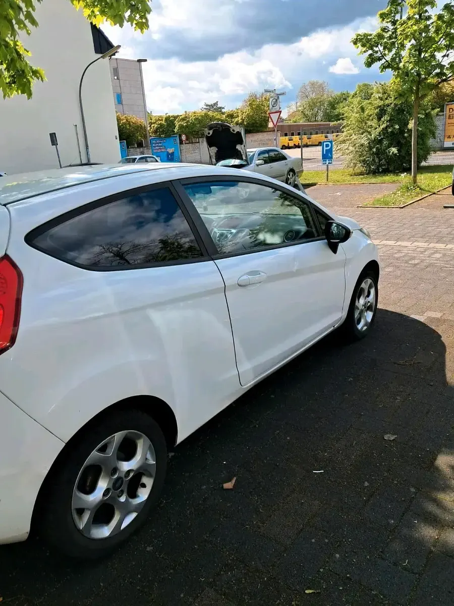 Gebraucht Ford Fiesta 60 PS (44 kW) 2011 Weiß Kleinwagen
