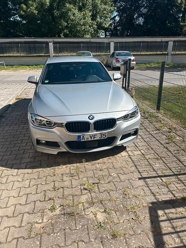 Silber Gebraucht 2017 BMW 330 Shadowline Limousine | 29.900 € (Etwas zu teuer) - Bild 1/4
