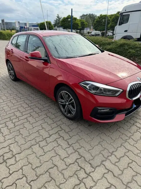 Gebraucht BMW 118 Sport Line 140 PS (102 kW) 2019 Rot Limousine