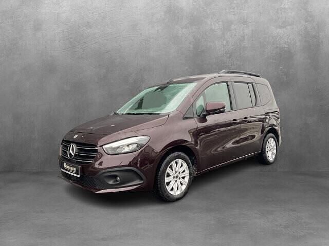 Gebraucht Mercedes T180 Progressive 131 PS (96 kW) 2024 Rubellitrot Van / Kleinbus