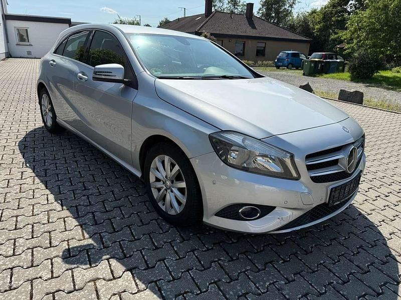Polarsilber Gebraucht 2014 Mercedes A180 Kleinwagen | 7.490 € (Guter Preis) - Bild 1/4