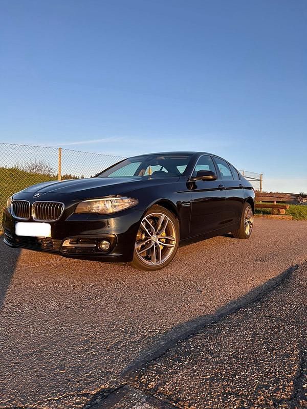 Blau Gebraucht 2014 BMW 530 Comfort Edition Limousine | 12.987 € (Fairer Preis) - Bild 1/4