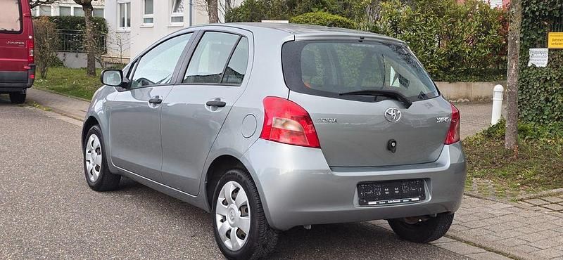 Gebraucht Toyota Yaris Cool 69 PS (50 kW) 2007 Silber Kleinwagen