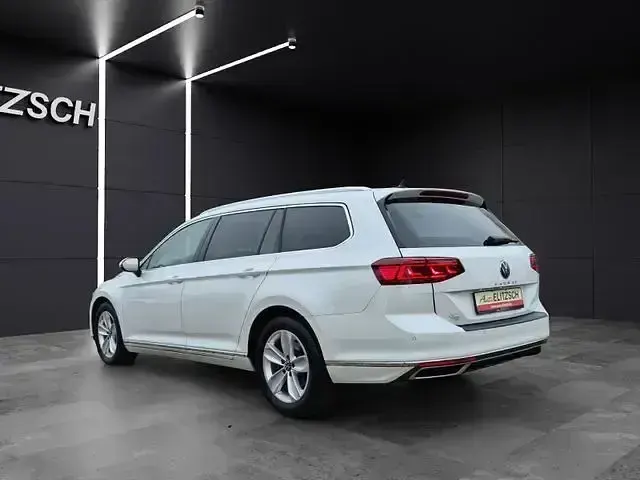 Gebraucht VW Passat Elegance 150 PS (110 kW) 2022 Oryxweiß perlmutteffekt Kombi