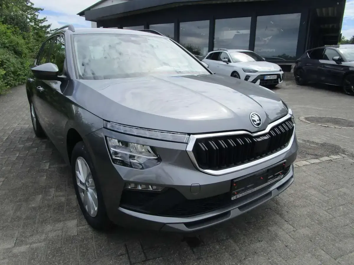 Neu Skoda Kamiq Selection 116 PS (85 kW) 2026 Graphitegrau metallic SUV