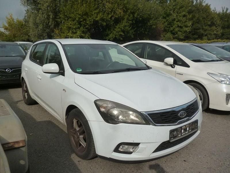 Weiß Gebraucht 2011 Kia Ceed Vision Limousine | 2.950 € (Fairer Preis) - Bild 1/4