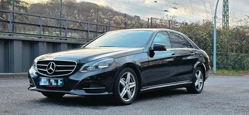 Schwarz Gebraucht 2013 Mercedes E200 Avantgarde Limousine | 11.099 € - Bild 1/4