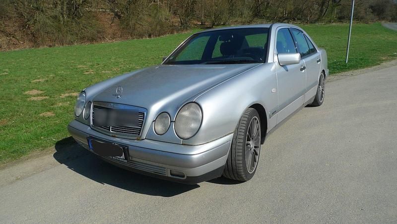Silber Gebraucht 1996 Mercedes E230 Classic Limousine | 2.650 € (Fairer Preis) - Bild 1/4