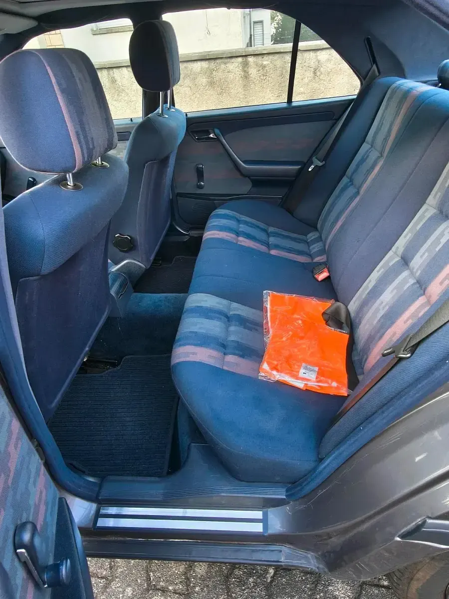 Gebraucht Mercedes C180 122 PS (89 kW) 1995 Andere farben Limousine