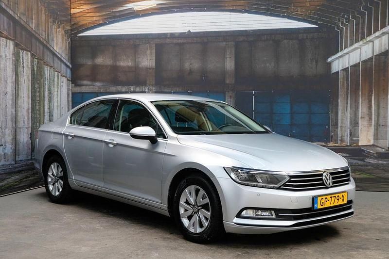 Silber Gebraucht 2015 VW Passat Comfortline Limousine | 9.450 € (Superpreis) - Bild 1/4