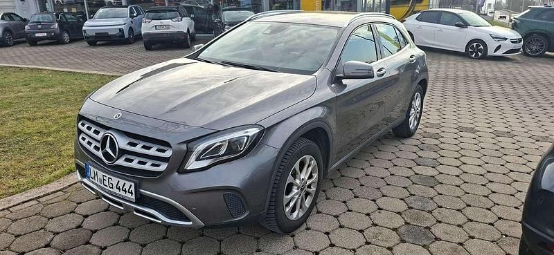 Mountaingrau met. Gebraucht 2017 Mercedes GLA200 SUV | 15.199 € (Superpreis) - Bild 1/4