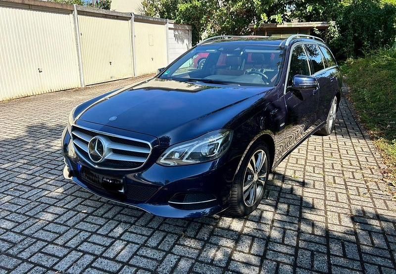 Blau Gebraucht 2015 Mercedes E200 Edition Limousine | 11.900 € (Fairer Preis) - Bild 1/4