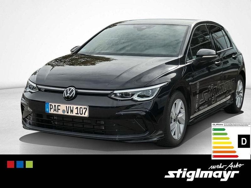 Deep black perleffekt (metallic) Gebraucht 2023 VW Golf VIII R-line Limousine | 27.680 € (Etwas zu teuer) - Bild 1/4