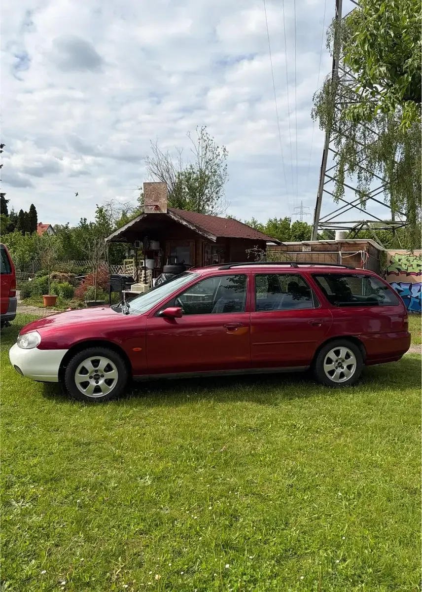 Usado Ford Mondeo 115 CV (84 kW) 1998 Rojo Familiar