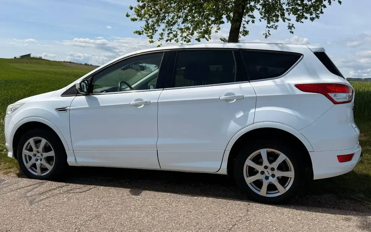 Gebraucht Ford Kuga Individual 179 PS (131 kW) 2015 Weiß SUV