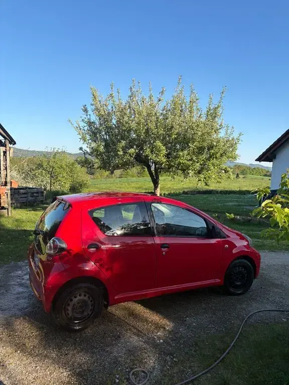 Gebraucht Toyota Aygo 69 PS (50 kW) 2011 Rot Kleinwagen