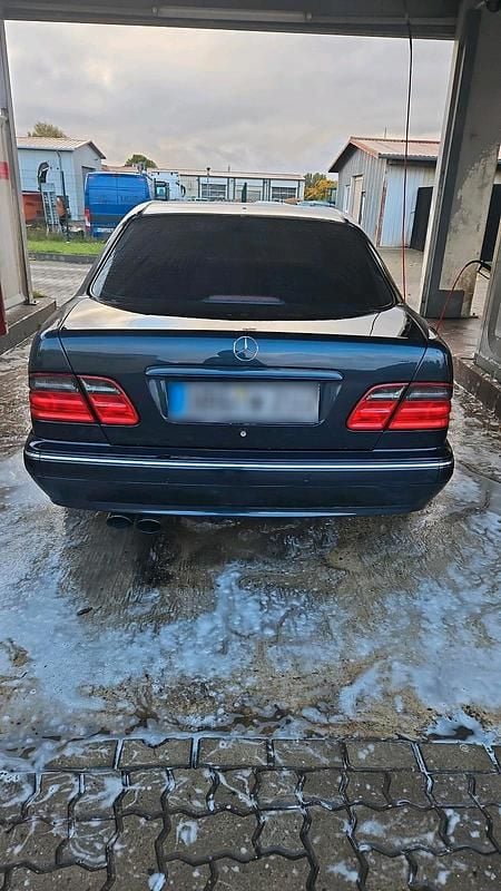 Gebraucht Mercedes E220 143 PS (105 kW) 1999 Blau Limousine