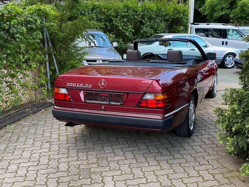 Gebraucht Mercedes E300 220 PS (161 kW) 1993 Rot Cabrio