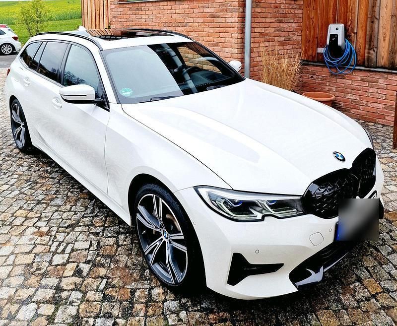 Weiß Gebraucht 2021 BMW 330e Sport Line Kombi | 34.000 € (Etwas zu teuer) - Bild 1/4