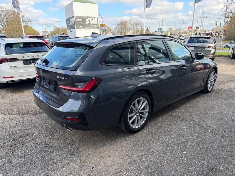 Gebraucht BMW 320e 163 PS (119 kW) 2022 Grau Kombi