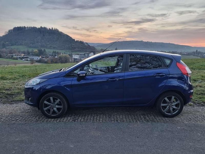 Gebraucht Ford Fiesta Celebration 82 PS (60 kW) 2017 Indicblau metallic Kleinwagen